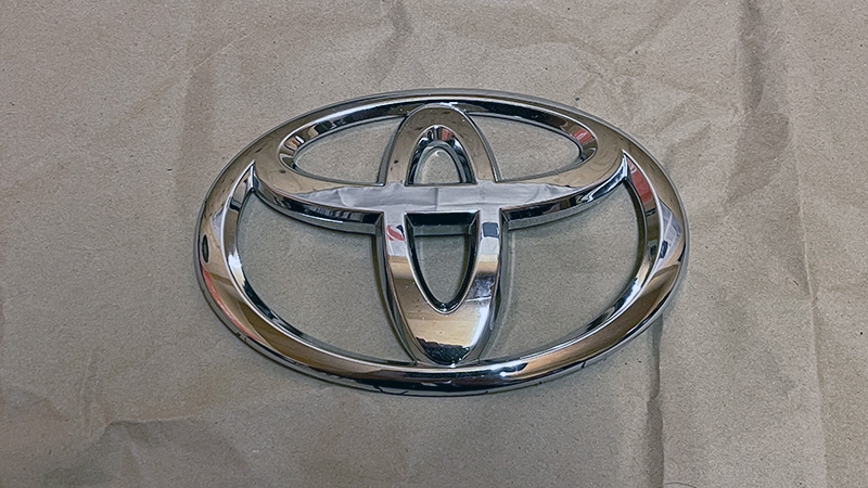 エンブレム塗装前状態