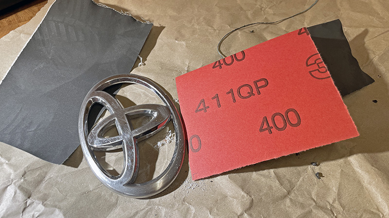 エンブレム#400ペーパーで足付け