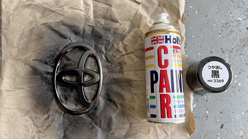 エンブレムつや消し黒塗装1回目