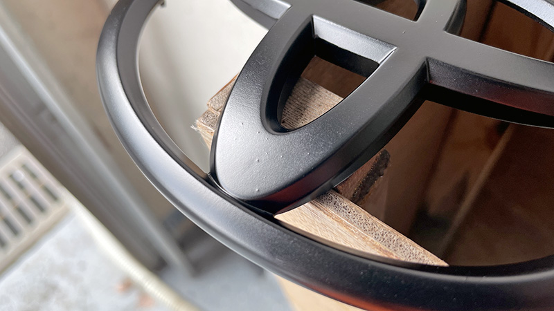 エンブレム塗料の粒