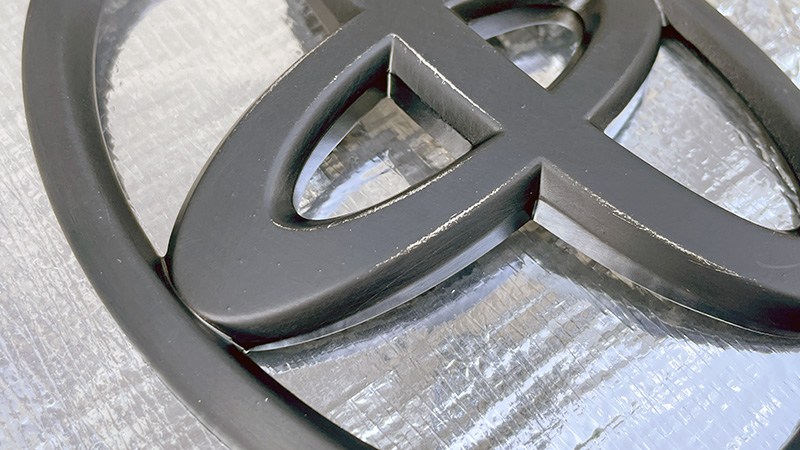 エンブレム塗装途中ウォッシュコンパウンド洗浄後