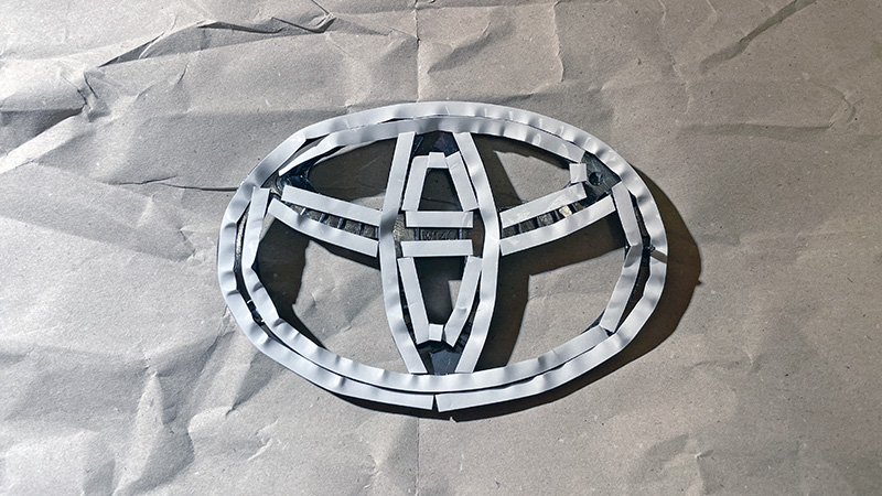 エンブレム両面テープ貼り付け