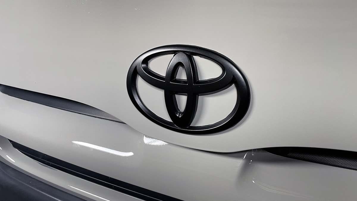 ハイエースフロントエンブレム塗装