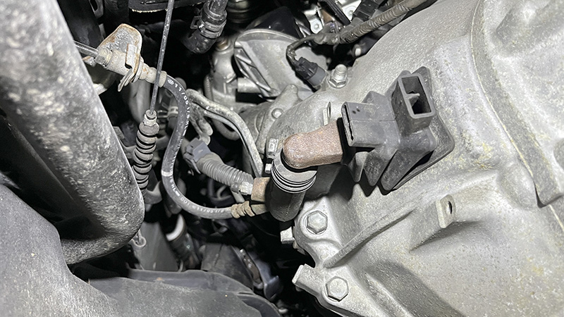 200系ハイエース　クラッチフルードブリーダーボルト位置