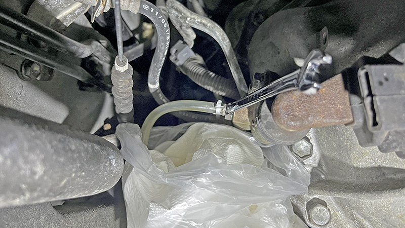 クラッチフルードブリーダーにホースを接続