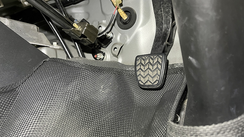 クラッチフルード交換時にクラッチペダルを踏んだところ