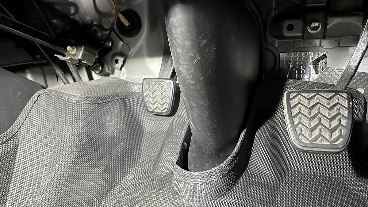 200系ハイエース　クラッチフルード交換