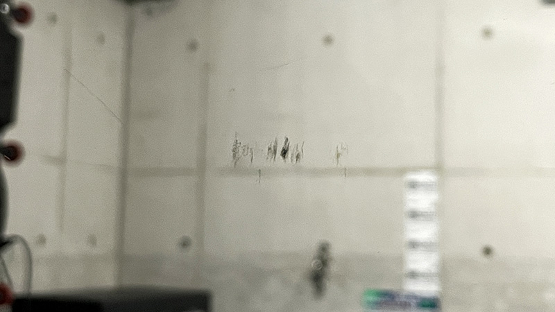 ウィンドウフィルム貼り前のガラス内側の傷（研磨前）