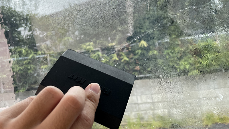 ウィンドウフィルムゴムベラ使い