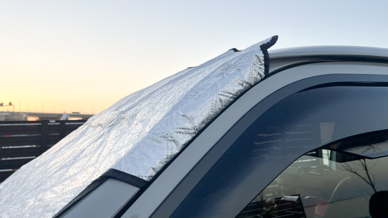 フロントガラスカバー上部サイド、ドアに挟み込み