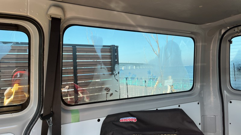 リアサイドの結露したガラス